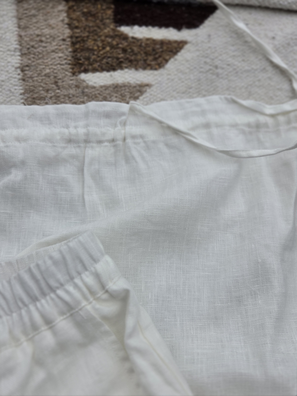 LINTICO Women’s White Elastic Waist Linen Pants Crop - Picture 3 of 4